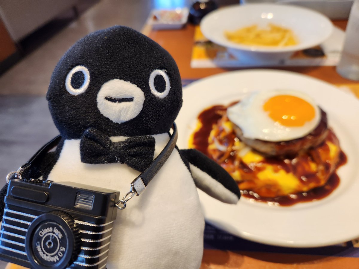 hiroshiwaon's tweet photo. デニーズでお月見?ぶどう狩り?
#デニーズ に行って来ました。
お月見メニューとシャインマスカットのパフェを食べて
デニーズで秋を満喫🍁
今年は気がついたら秋　秋になるのが早いような気がします。
食欲の秋を満喫する、Suicaのペンギン達でした。
#Suicaのペンギン #ぬい撮り #お月見 https://t.co/e2YezMgVO3