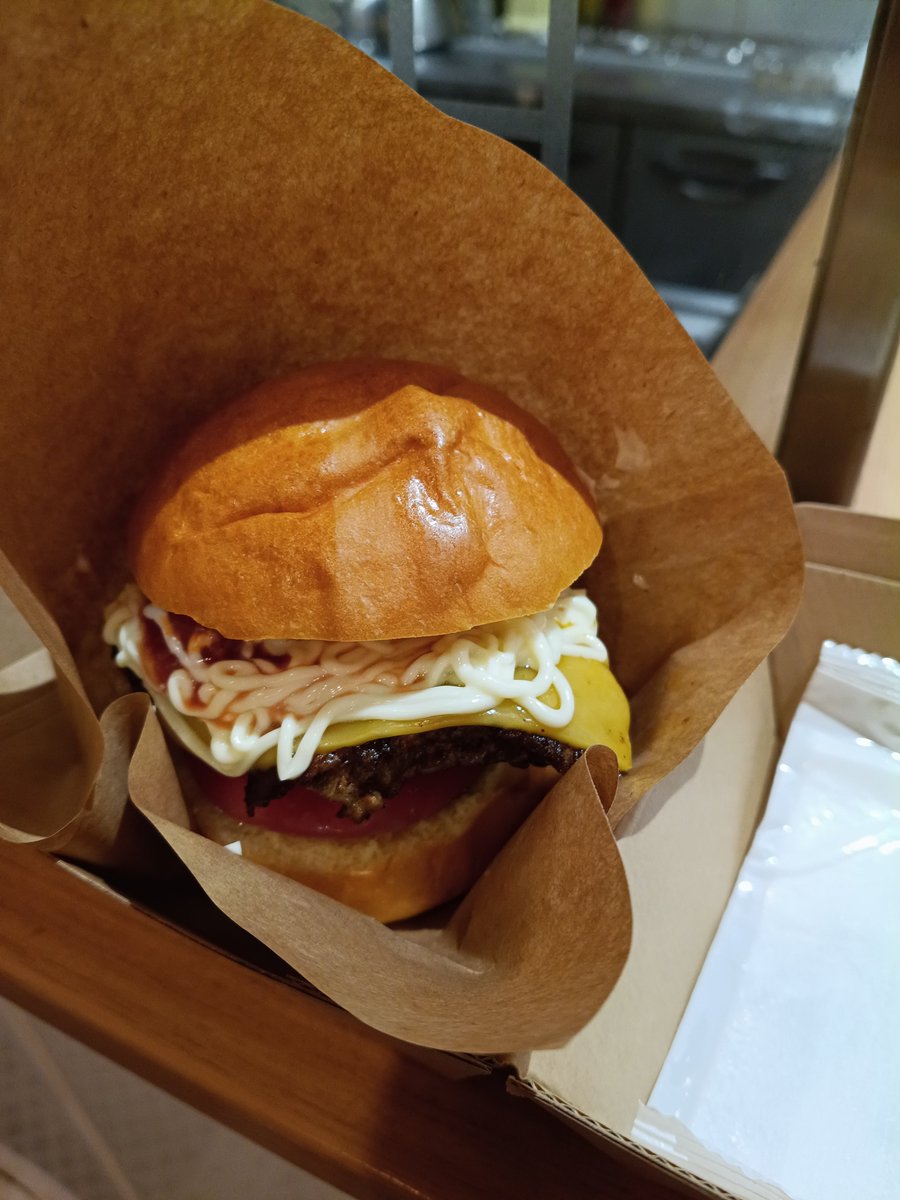 ken_suck69's tweet photo. CARCASSのライブを観に豊洲に来たついでに、豊洲の場外市場に初めて行ってみました。
何もかもがバカ高く、びびりちらして600円のマグロバーガーを食べるのが精いっぱいでした。 https://t.co/duwYkV2oKC