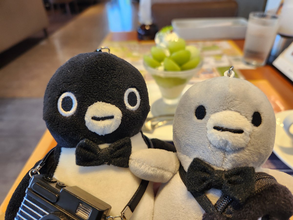 hiroshiwaon's tweet photo. デニーズでお月見?ぶどう狩り?
#デニーズ に行って来ました。
お月見メニューとシャインマスカットのパフェを食べて
デニーズで秋を満喫🍁
今年は気がついたら秋　秋になるのが早いような気がします。
食欲の秋を満喫する、Suicaのペンギン達でした。
#Suicaのペンギン #ぬい撮り #お月見 https://t.co/e2YezMgVO3