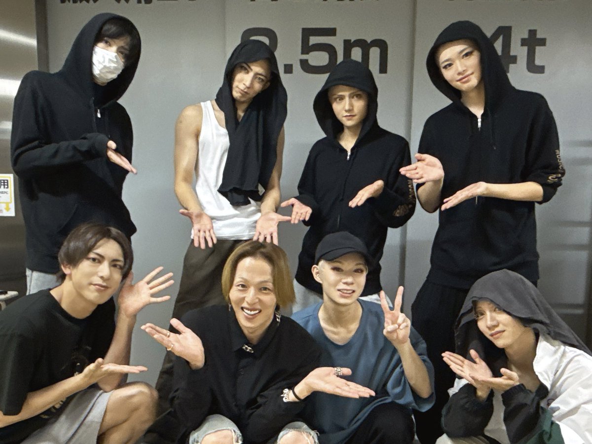 trampshunya's tweet photo. 東京公演、千秋楽日は
新木さんが来てくれました！！

いつも落ち着くトーンで話してくださって、
お会いするとなんだかいつも安心します。

もうすぐ大阪公演が始まりますが、
心は熱くこのまま走り抜けていけたらと思います！！

#刀ミュ https://t.co/p1CaFz7Zxl