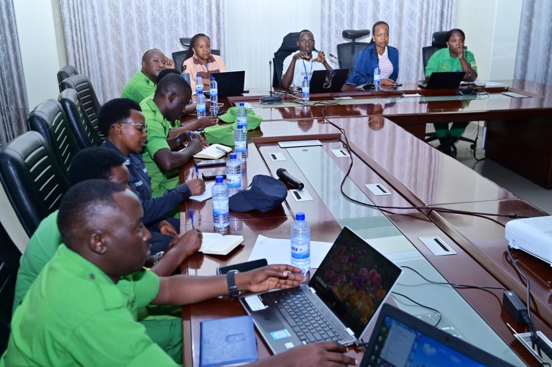 VisitRuhango's tweet photo. Biri kuba:

#VisitRuhango
Hagamijwe gukumira no kwirinda Ibiza mu cyumba cy'inama cya @RuhangoDistrict, @MINE_Magazine iri guhugura abagize #CommandPost ku rwego rw'Akarere n'Abahuzabikorwa ba DASSO ku rwego rw'Imirenge ku mitangire ya raporo y'Ibiza hifashishijwe ikoranabuhanga. https://t.co/gnQvUkMlOx