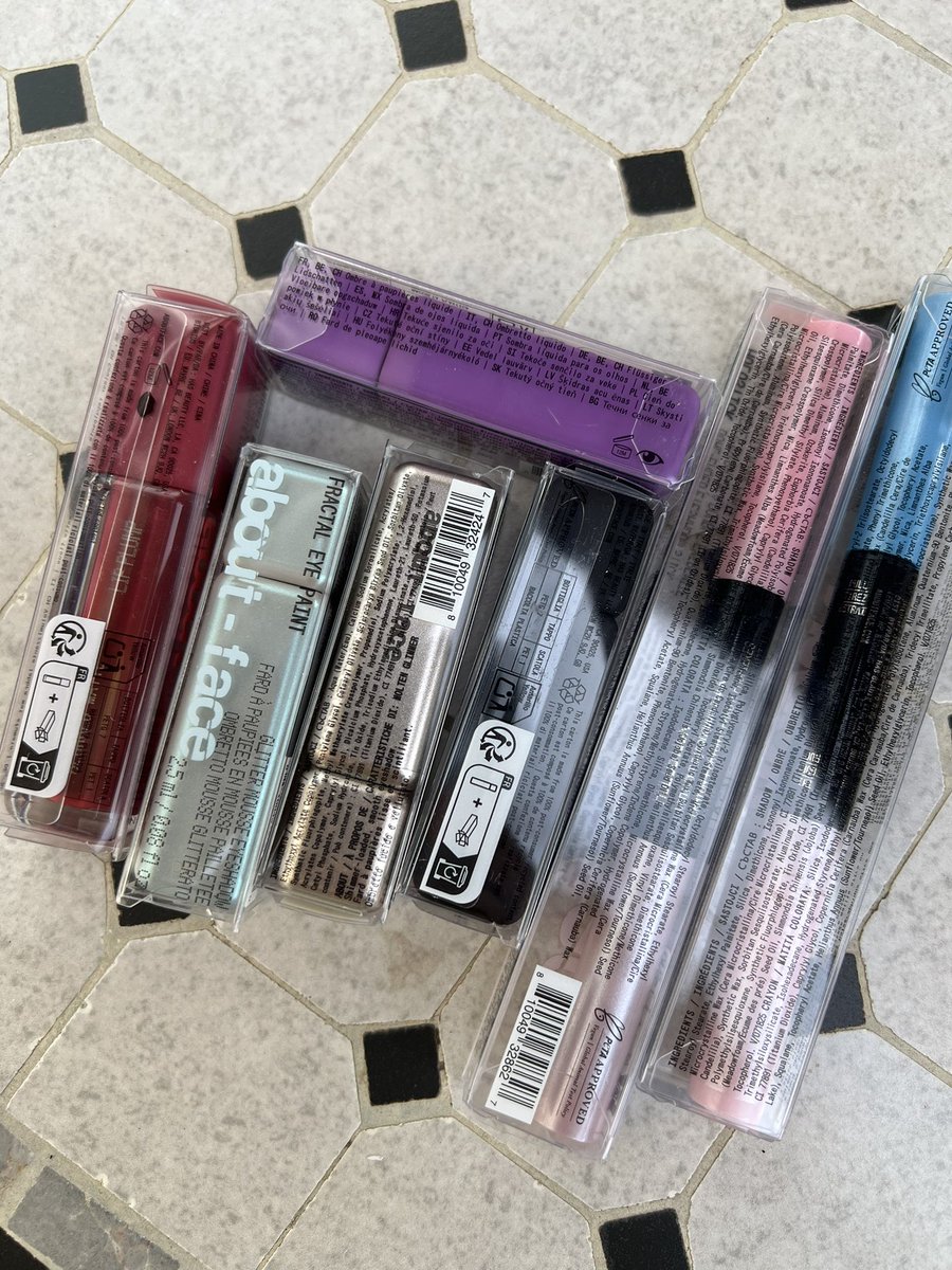 bluespiderwebs's tweet photo. my mom and my sister decided to fund halsey’s next album apparently?????? https://t.co/yB1Z7UPtdV