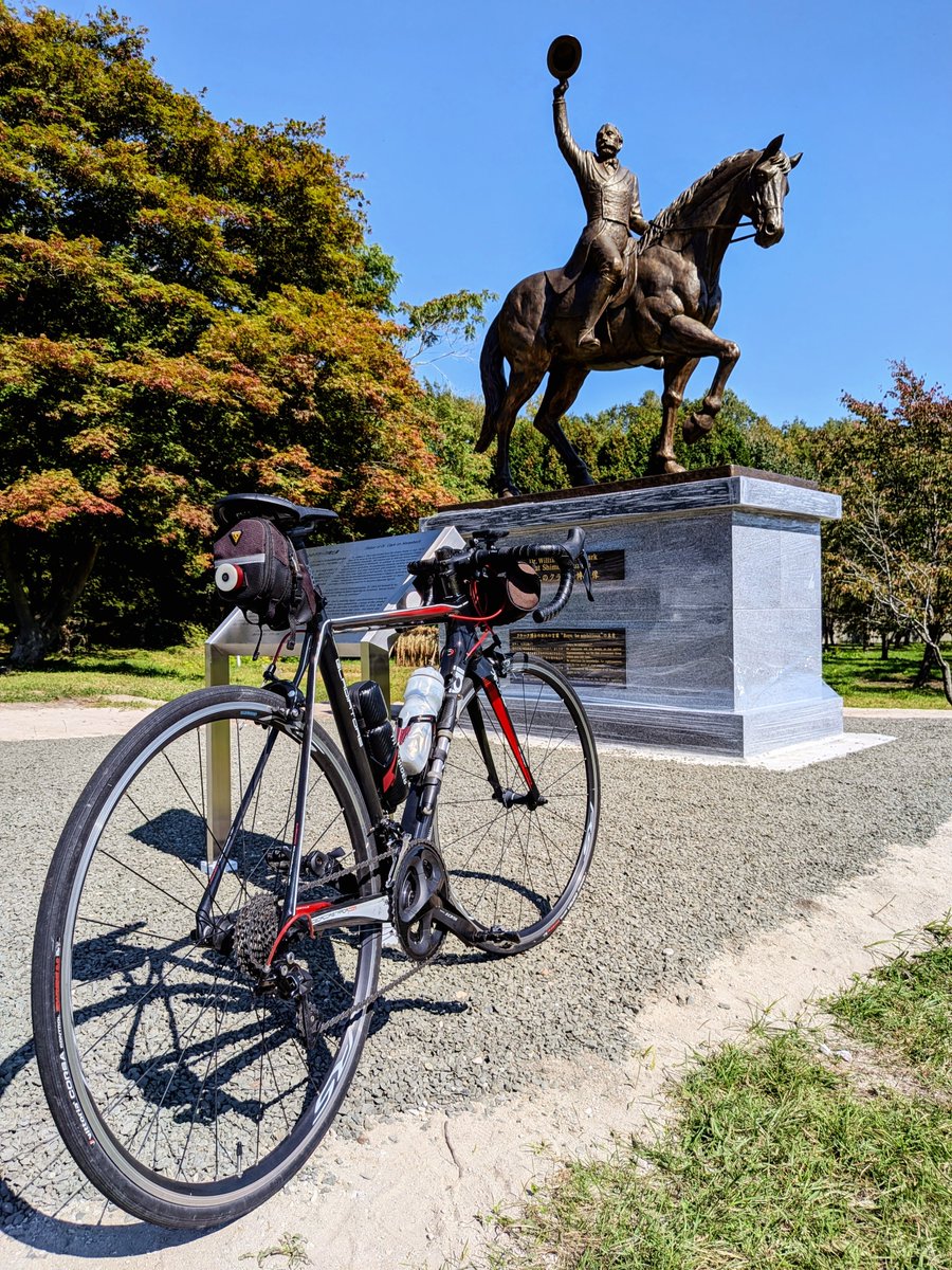 mook_jpn's tweet photo. 「 #馬上のクラーク博士像 」🐴🕺
数日前ニュースで見た新スポットへ🚴💨
道内で3体目らしい…博士もびっくり🙀でしょうね😁
#旧島松駅逓所 
#クラークの碑 
#新クラーク博士像 
#クラーク像 https://t.co/IQCskgtta6