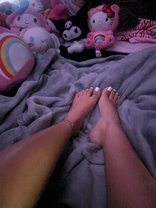 queen_Kim_w's tweet photo. Use my feet as a pillow 
#send #feet #feetworshi̇p #feetfetısh  #worship #bark https://t.co/oKpwx4TBYB