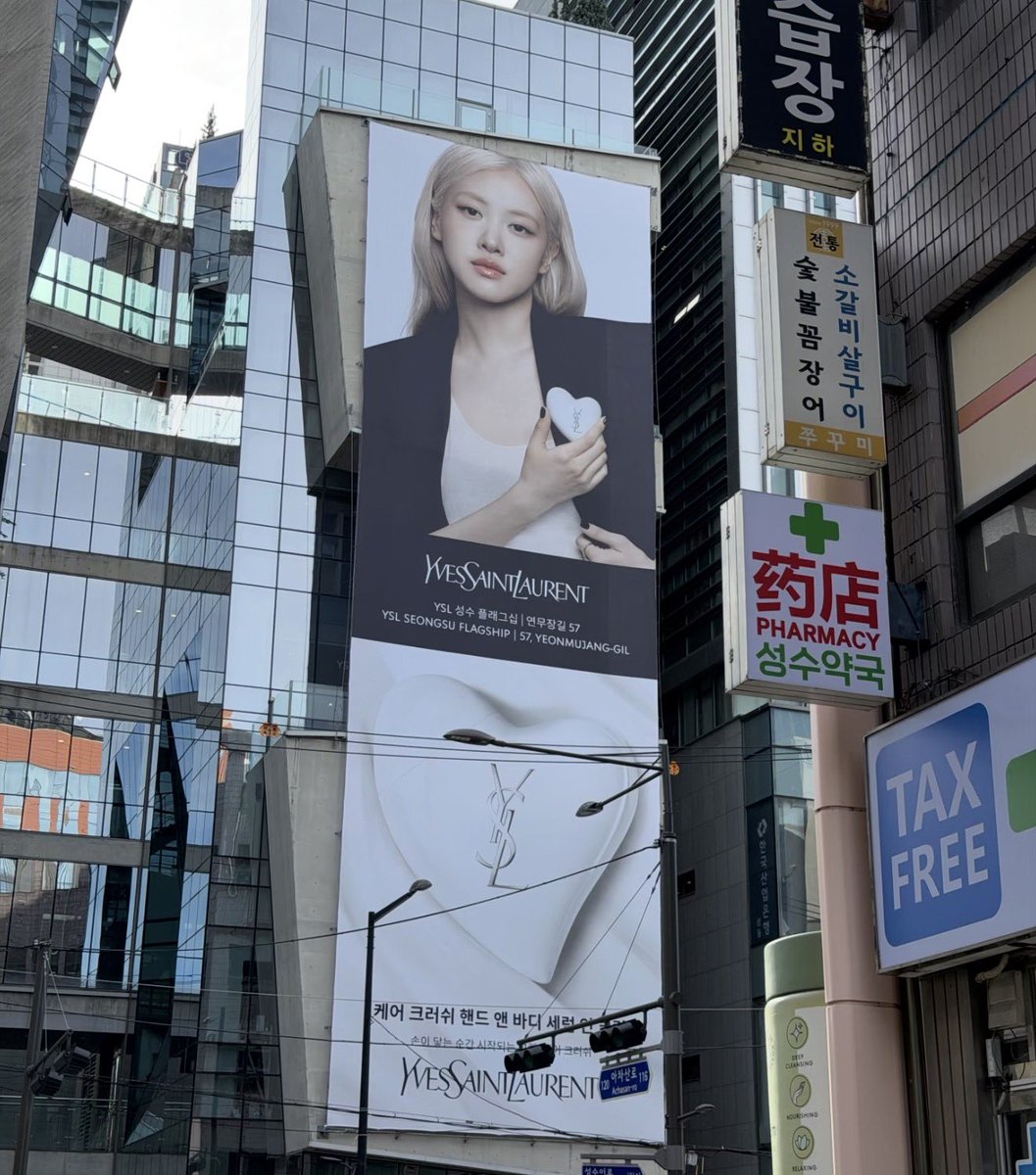 vampirerozay's tweet photo. everywhere you turn in Seongsu-dong, you see Rosé. it's her world and we're living in it! https://t.co/mceuUmfZSC