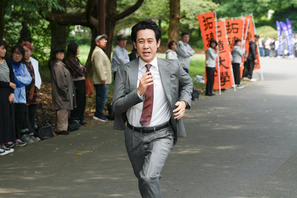 thetvjp's tweet photo. ＜#俺たちの箱根駅伝＞
生放送まで3か月をきった大日テレビ…
#大泉洋“徳重”が爆走する場面写真が解禁

▼記事の続きはこちら
https://t.co/2ZrUn86jFw

#オレハコ https://t.co/ZoOgiGU7su