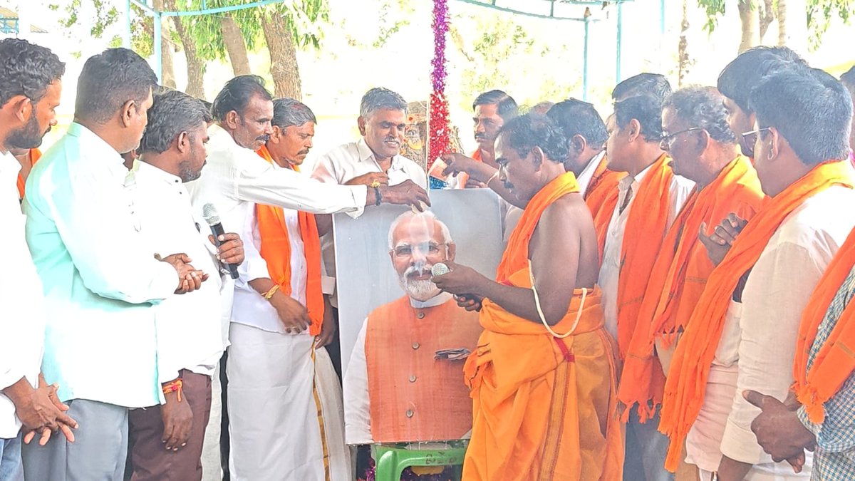 YadaiahS8's tweet photo. నరేంద్ర మోడీ గారి జన్మదిన వేడుకలు  బనగానపల్లె పట్టణంలోని నేల మఠం (బ్రహ్మంగారి గుడి ఆవరణంలో జరిగాయి)#nandyaldistrict#BJPAndhraPradesh#barateeyajanataparty#pvnmadhav #abhiruchimadhu #madhukarnukala #nitinnabin #modi25 #sevasankalpabiyan #ModiBirthday https://t.co/tfjuZN8baV