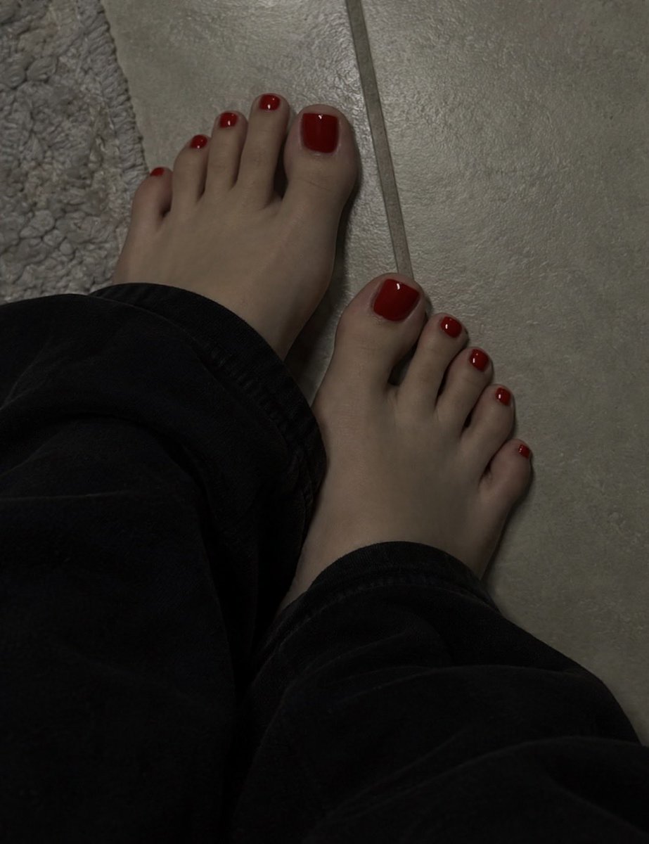 sofiaaabae's tweet photo. I love my feet https://t.co/nYQATz5p6n