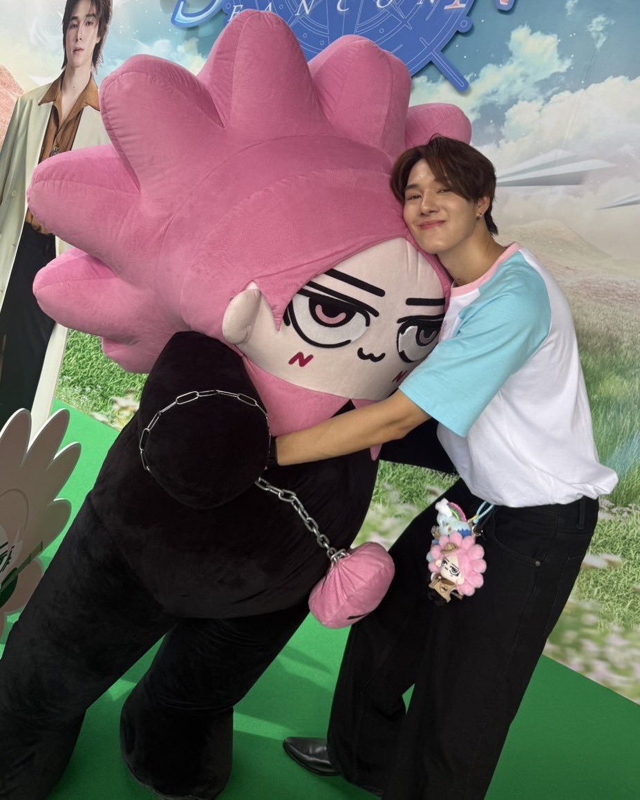 smilemycute's tweet photo. รอยยิ้มทุกอย่างยังเหมือนเดิมเลย จั๊นมีน้ามตา 😭💓🌸

2025                                                     2026 https://t.co/UqB6aLXmm4