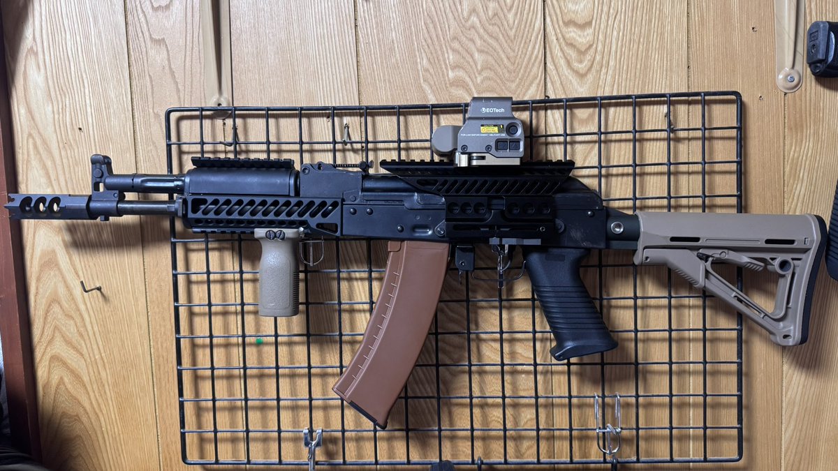 hex_bolt's tweet photo. というわけでBEARごっこするのに組んだE&amp;LのAK 2枚目は参考にした奴
あんまり再現できてないけどｷﾆｼﾅｲ https://t.co/F6GXDqly1K
