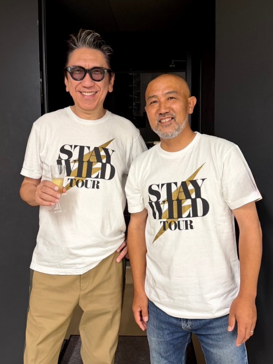 Official_Hotei's tweet photo. 札幌ライブに、ドメーヌ・タカヒコの曽我貴彦さんが来てくれた。

ワインと音楽。
物語、美意識、そして信じた道を追う熱。ジャンルは違っても、どこか同じものを感じる。

日本ワインを世界へ届ける彼との絆が深まっていくことが嬉しい。

Takahiko Soga of Domaine Takahiko came to our Sapporo show.

Wine and music.
Story, aesthetics, and the passion to follow what you believe in.
Different worlds, but somehow the same spirit.

Happy to see our friendship continue to grow.

#HOTEI
#DomaineTakahiko
#JapaneseWine
#PinotNoir 
#wineandmusic