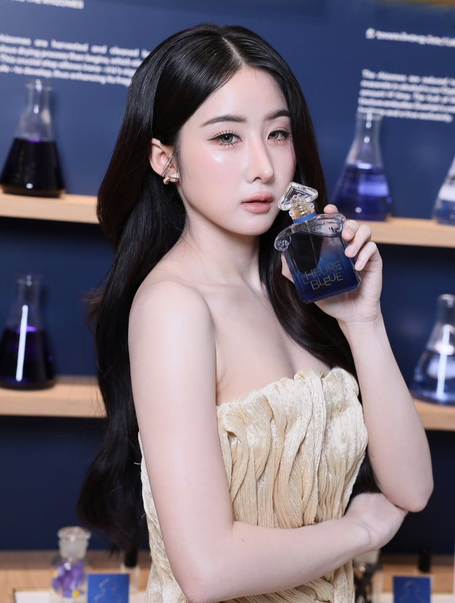CineFocu's tweet photo. Yoko Apasra (#YokoApasra) stuns at the Guerlain pop-up at Siam Paragon while presenting the fragrance L’Heure Bleue. https://t.co/bpjOTAL9rx