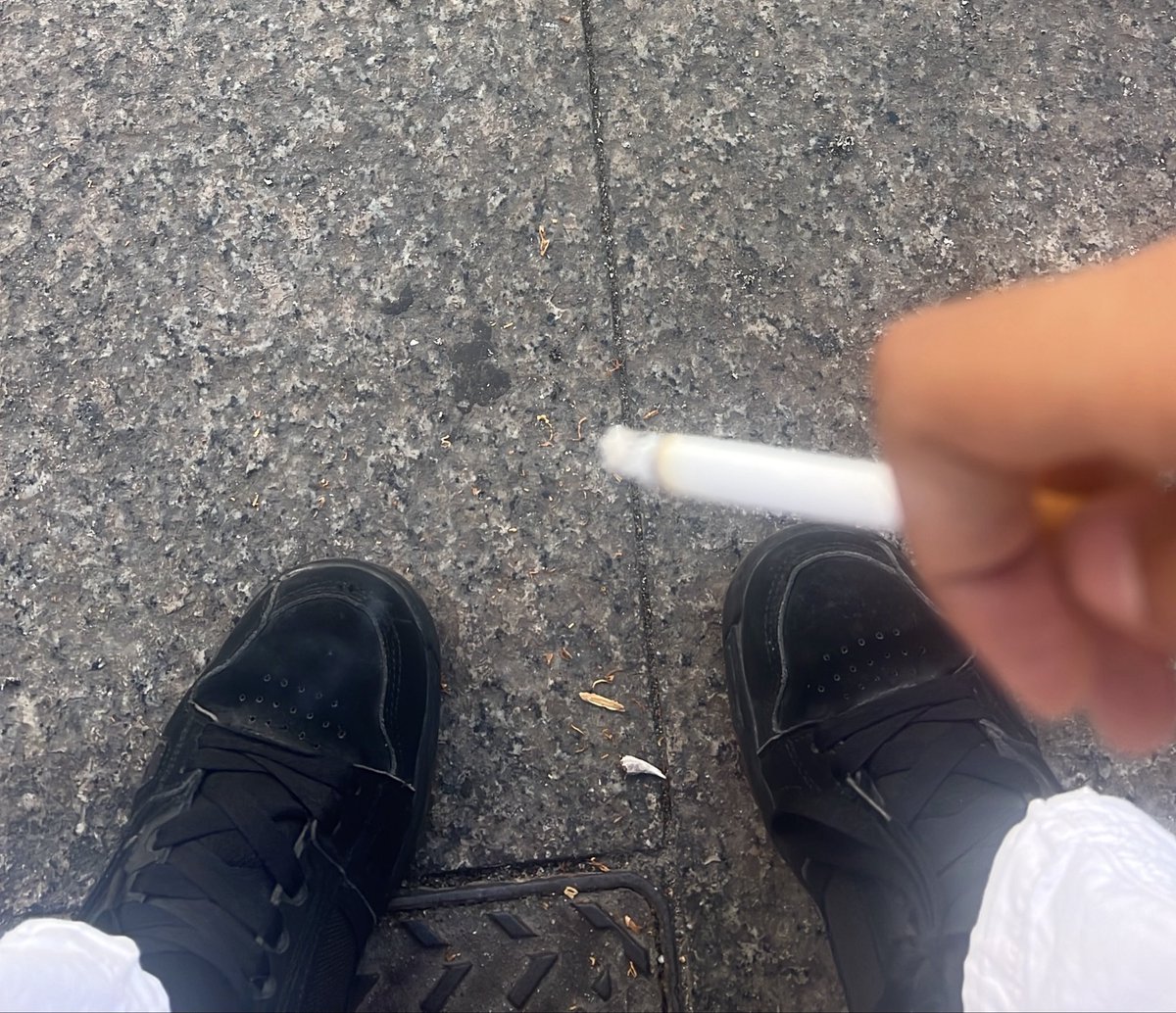 arracheuse2xan's tweet photo. j’ai repris la clope la vie est trop hard https://t.co/1PrV41sUaH