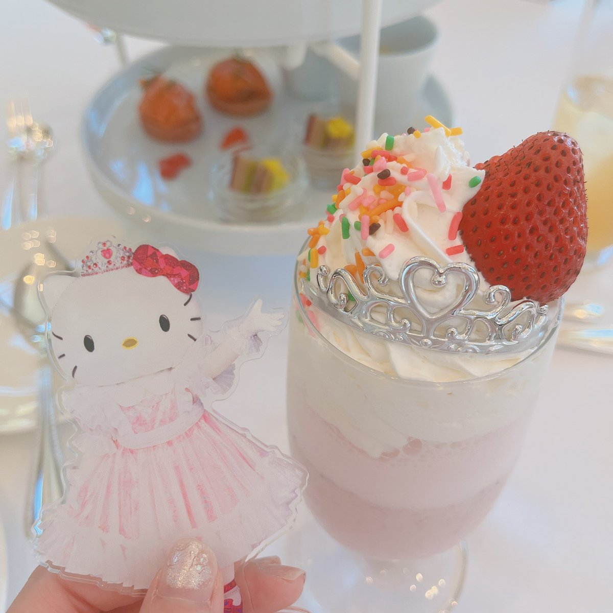 HSnTw_Poe's tweet photo. キティちゃんのアフヌン！
結婚式場にはじめてはいったけどすごく綺麗でかわいくてときめいた💐 https://t.co/9Pw1yqxp89