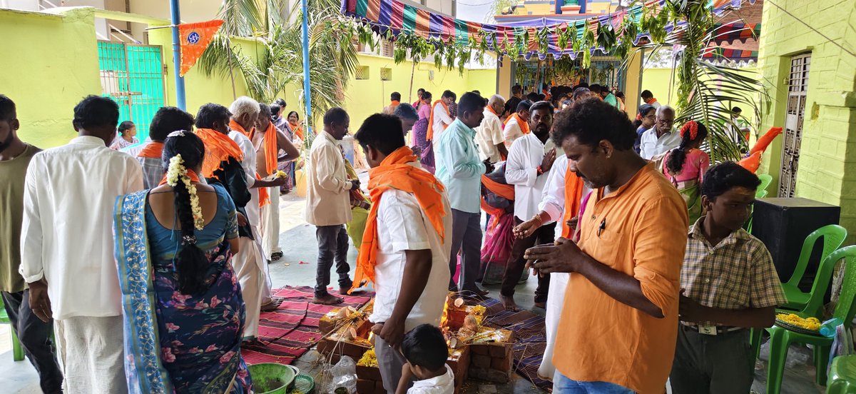 YadaiahS8's tweet photo. నరేంద్ర మోడీ గారి జన్మదిన వేడుకలు  బనగానపల్లె పట్టణంలోని నేల మఠం (బ్రహ్మంగారి గుడి ఆవరణంలో జరిగాయి)#nandyaldistrict#BJPAndhraPradesh#barateeyajanataparty#pvnmadhav #abhiruchimadhu #madhukarnukala #nitinnabin #modi25 #sevasankalpabiyan #ModiBirthday https://t.co/tfjuZN8baV