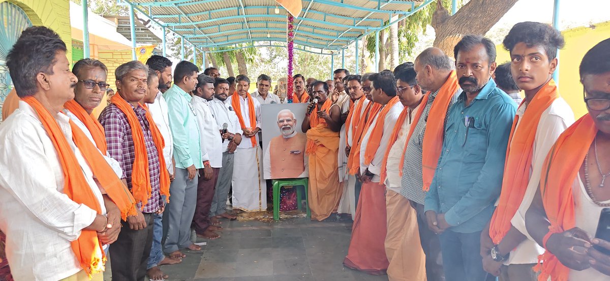 YadaiahS8's tweet photo. నరేంద్ర మోడీ గారి జన్మదిన వేడుకలు  బనగానపల్లె పట్టణంలోని నేల మఠం (బ్రహ్మంగారి గుడి ఆవరణంలో జరిగాయి)#nandyaldistrict#BJPAndhraPradesh#barateeyajanataparty#pvnmadhav #abhiruchimadhu #madhukarnukala #nitinnabin #modi25 #sevasankalpabiyan #ModiBirthday https://t.co/tfjuZN8baV