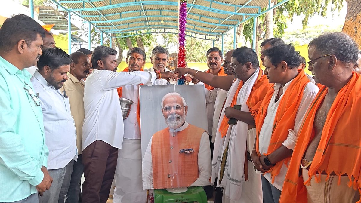 YadaiahS8's tweet photo. నరేంద్ర మోడీ గారి జన్మదిన వేడుకలు  బనగానపల్లె పట్టణంలోని నేల మఠం (బ్రహ్మంగారి గుడి ఆవరణంలో జరిగాయి)#nandyaldistrict#BJPAndhraPradesh#barateeyajanataparty#pvnmadhav #abhiruchimadhu #madhukarnukala #nitinnabin #modi25 #sevasankalpabiyan #ModiBirthday https://t.co/tfjuZN8baV
