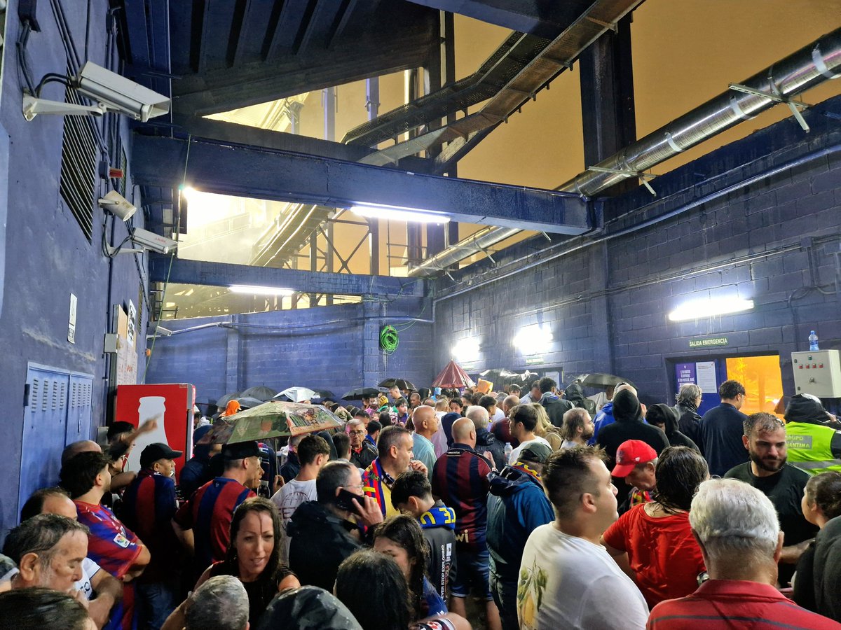 Roylovesfooty's tweet photo. No match in the end due to the rain, but that's no reason to not show a few pictures of Estadi Ciutat de València. 

⚽️ @LevanteUD
🏟️ Estadio Ciutat de València
🇪🇸 Valencia

#Groundhopping #Groundhopper #Terraceedition #LevanteUD #LaLiga https://t.co/Rfu4VymPxl