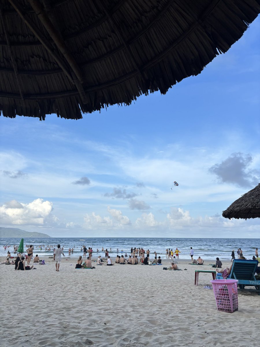 Towazakiii's tweet photo. ダナンで初めて海入ったあ⛱️雨季だから晴れてるとやばい、海行かなきゃ！！という気分になりました。今日はレバ刺し食べたい気分なので絶対食べたいと思います。 https://t.co/Xv0oYVzCOu