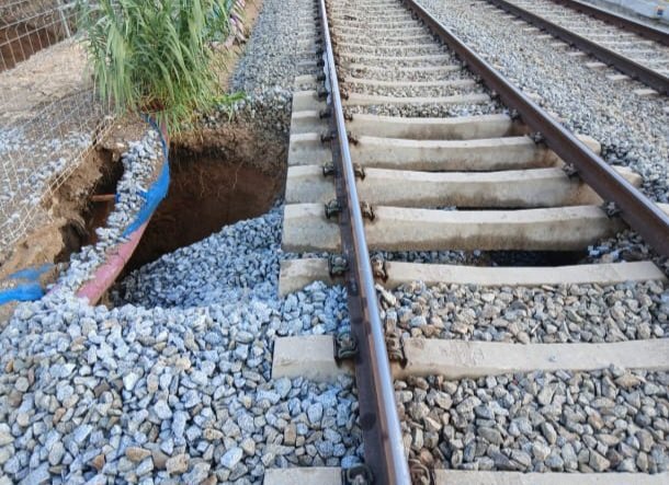 Marc_Lesan's tweet photo. La "incidència a la infraestructura" per on circulaven trens fins fa unes hores.

No hauria de ser normal agafar el tren a Catalunya i no morir-te de miracle. I el soterrament de Montcada és ja un error greu d'urbanisme. https://t.co/p3hxj24h72