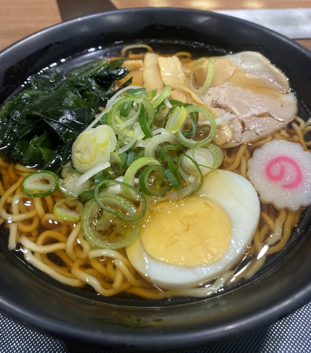 fujisobar's tweet photo. 断言します。

早朝や深夜に食べる富士そばの「昔ながらの醤油ラーメン」は五臓六腑に染み渡ります！！！ https://t.co/JmJywKXywP
