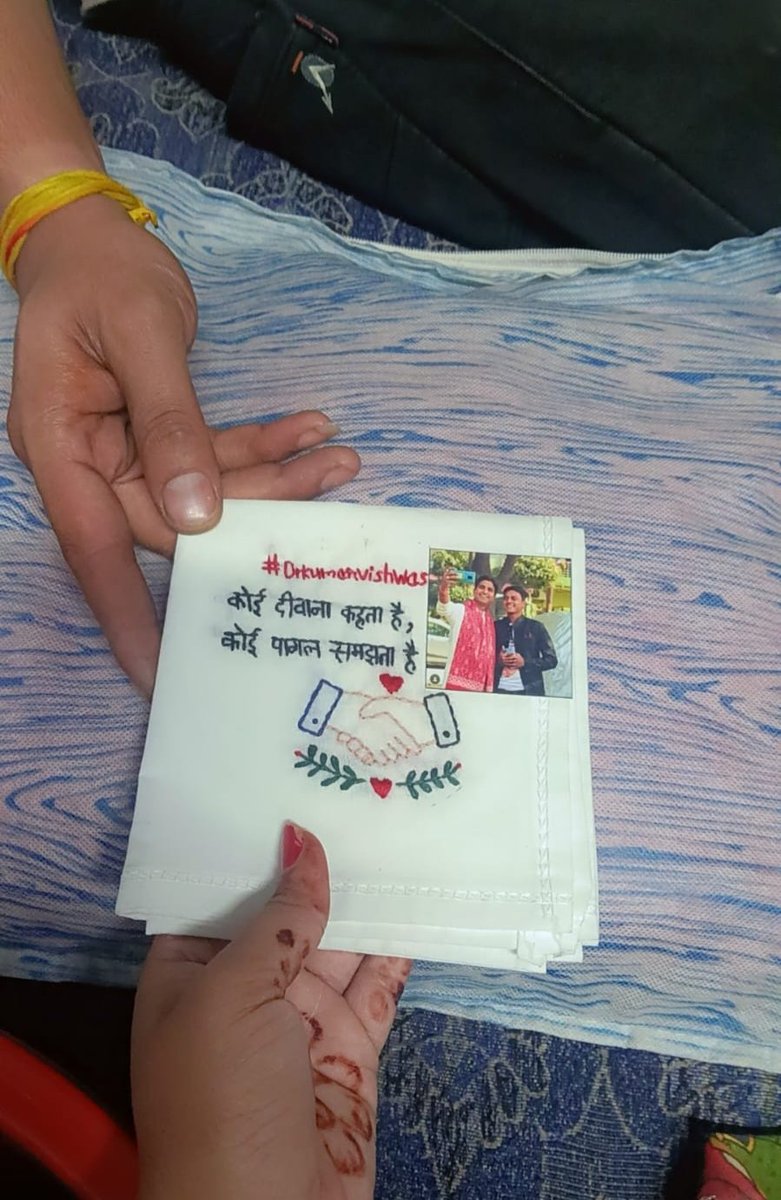 ShanuRatnawat2's tweet photo. जन्मदिन पर धर्मपत्नी द्वारा प्राप्त उपहार 😍🤩

#दीवानगी का सबब पूछा जा रहा था मेरी 
 मैं  चुप था और हुजूम आपका  नाम ले रहा था.!! 

@DrKumarVishwas 😍💖🥰
#दिवाना_कुमार_भईया_का https://t.co/W6XIKahVbL