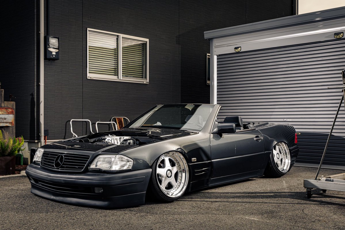 kzs_155's tweet photo. SL R129  1UZ×5MT スワップ

ワイヤータックしてエンジンスワップ
エアロ.ブレーキ.オーディオで
とりあえずギリ見れるくらいになった

多分日本で1台だけやと思う
する意味わからん過ぎてww

全塗装前で本命ホイール間に合わず
未完成やけどトラコネ持っていきます🫶

#トラコネで会いましょう https://t.co/8sugw1bGXy