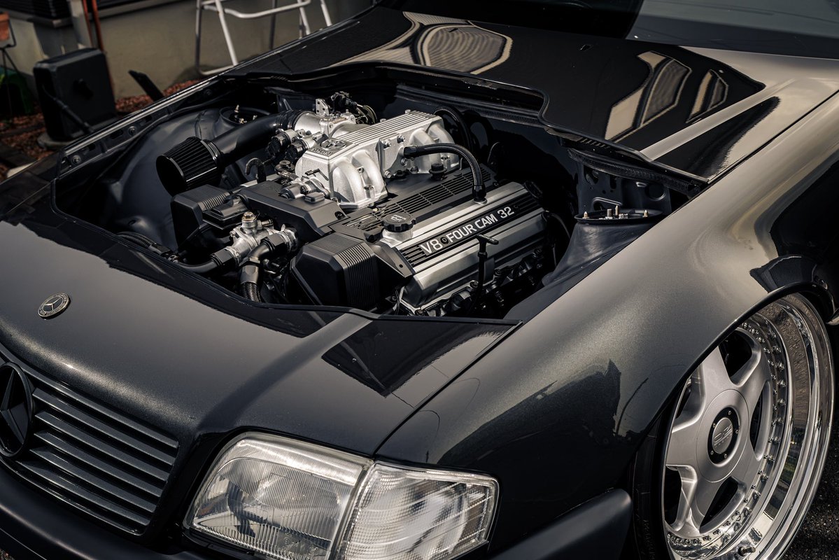 kzs_155's tweet photo. SL R129  1UZ×5MT スワップ

ワイヤータックしてエンジンスワップ
エアロ.ブレーキ.オーディオで
とりあえずギリ見れるくらいになった

多分日本で1台だけやと思う
する意味わからん過ぎてww

全塗装前で本命ホイール間に合わず
未完成やけどトラコネ持っていきます🫶

#トラコネで会いましょう https://t.co/8sugw1bGXy