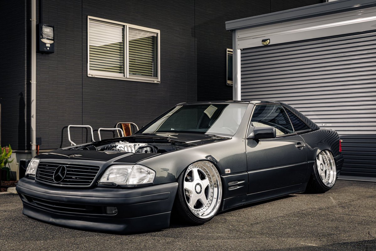 kzs_155's tweet photo. SL R129  1UZ×5MT スワップ

ワイヤータックしてエンジンスワップ
エアロ.ブレーキ.オーディオで
とりあえずギリ見れるくらいになった

多分日本で1台だけやと思う
する意味わからん過ぎてww

全塗装前で本命ホイール間に合わず
未完成やけどトラコネ持っていきます🫶

#トラコネで会いましょう https://t.co/8sugw1bGXy