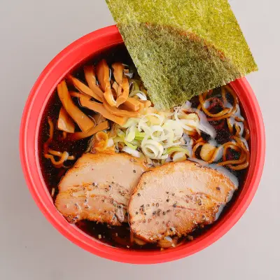 sapporolife2021's tweet photo. HOKKAIDOラーメン祭り（5丁目）第2期（9/18～24）ラインナップ🍜
#さっぽろオータムフェスト

1⃣鶏出汁木桶醤油中華そば
らーめん さかい／札幌市

2⃣3種のだし薫る白い泡塩白湯
麵屋こころみ／札幌市

3⃣キノコを食べてしまったしじみの塩ラーメン
養和軒ぷらす／札幌市

4⃣こぶ黒和牛脂と健酵豚ばらチャーシューのせ頂ブラック
麺家 頂／札幌市

5⃣北海道全粒粉麺と自家製背脂の味噌ラーメン
麵の房 長久命 とん助／札幌市