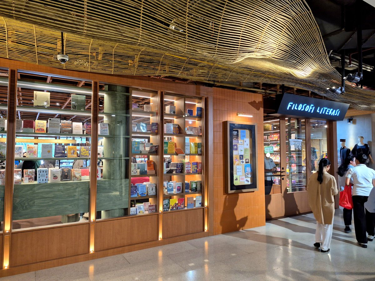 puzcles's tweet photo. The newest book cafe in town! ✨️☕️📚
📍 Filosofi Literasi, Sarinah https://t.co/U7rd3H3xwo