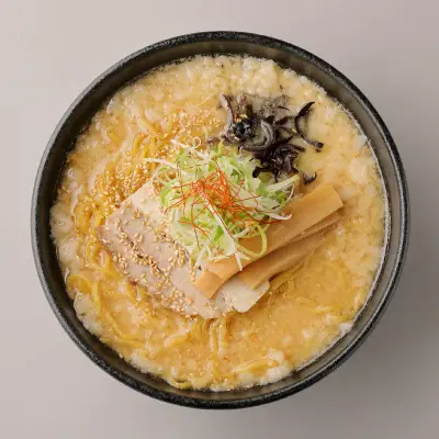 sapporolife2021's tweet photo. HOKKAIDOラーメン祭り（5丁目）第2期（9/18～24）ラインナップ🍜
#さっぽろオータムフェスト

1⃣鶏出汁木桶醤油中華そば
らーめん さかい／札幌市

2⃣3種のだし薫る白い泡塩白湯
麵屋こころみ／札幌市

3⃣キノコを食べてしまったしじみの塩ラーメン
養和軒ぷらす／札幌市

4⃣こぶ黒和牛脂と健酵豚ばらチャーシューのせ頂ブラック
麺家 頂／札幌市

5⃣北海道全粒粉麺と自家製背脂の味噌ラーメン
麵の房 長久命 とん助／札幌市