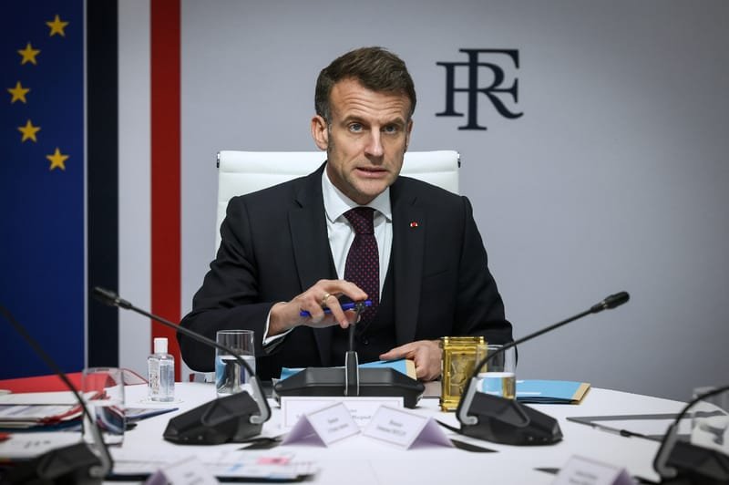 InfosFrancaises's tweet photo. RÉUNION DE CRISE : Emmanuel Macron convoque à l'Élysée ce vendredi à 10h30 les chefs des partis représentés au Parlement et leur candidat à la présidentielle, pour une réunion sur la "dégradation rapide" de la situation internationale et ses "conséquences en France sur la sécurité et l'énergie" (Élysée).