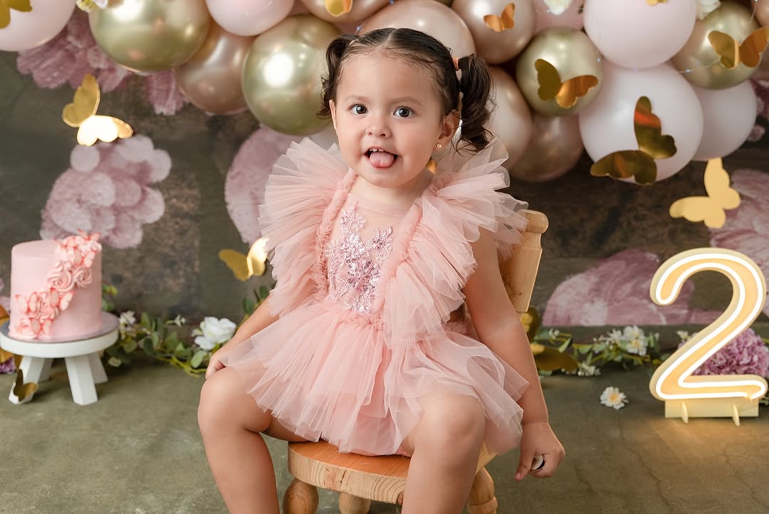 karlybustillo's tweet photo. Feliz cumpleaños a nuestra princesa Nasya 💗 2 años desde que llegaste a este mundo a llenarlo de felicidad y amor hoy ya eres toda una niñita 🥹💕 no sabes cuánto te amamos y lo afortunados que somos de ser tus papás; gracias Diosito por darnos la opor... https://t.co/bkWrhfoJd7