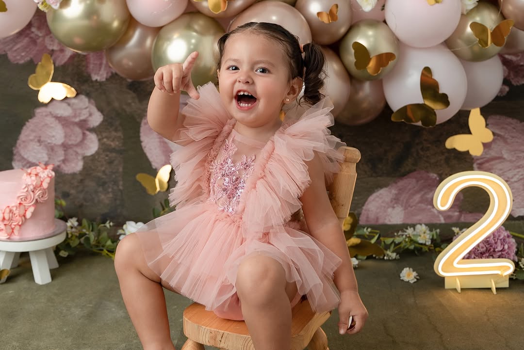 karlybustillo's tweet photo. Feliz cumpleaños a nuestra princesa Nasya 💗 2 años desde que llegaste a este mundo a llenarlo de felicidad y amor hoy ya eres toda una niñita 🥹💕 no sabes cuánto te amamos y lo afortunados que somos de ser tus papás; gracias Diosito por darnos la opor... https://t.co/bkWrhfoJd7