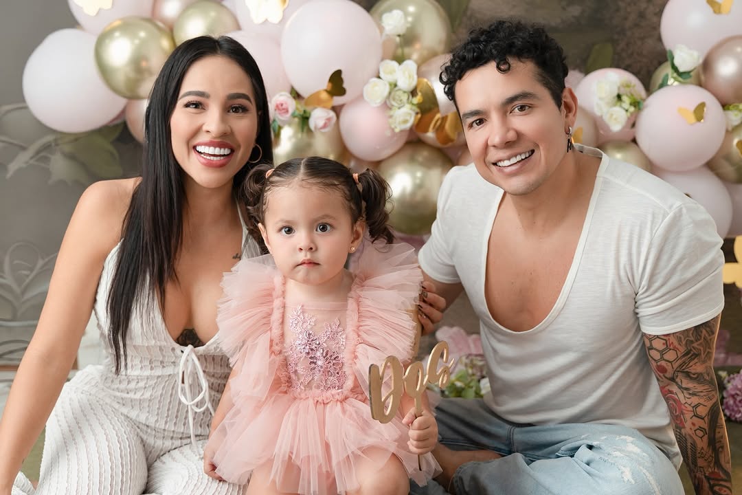 karlybustillo's tweet photo. Feliz cumpleaños a nuestra princesa Nasya 💗 2 años desde que llegaste a este mundo a llenarlo de felicidad y amor hoy ya eres toda una niñita 🥹💕 no sabes cuánto te amamos y lo afortunados que somos de ser tus papás; gracias Diosito por darnos la opor... https://t.co/bkWrhfoJd7