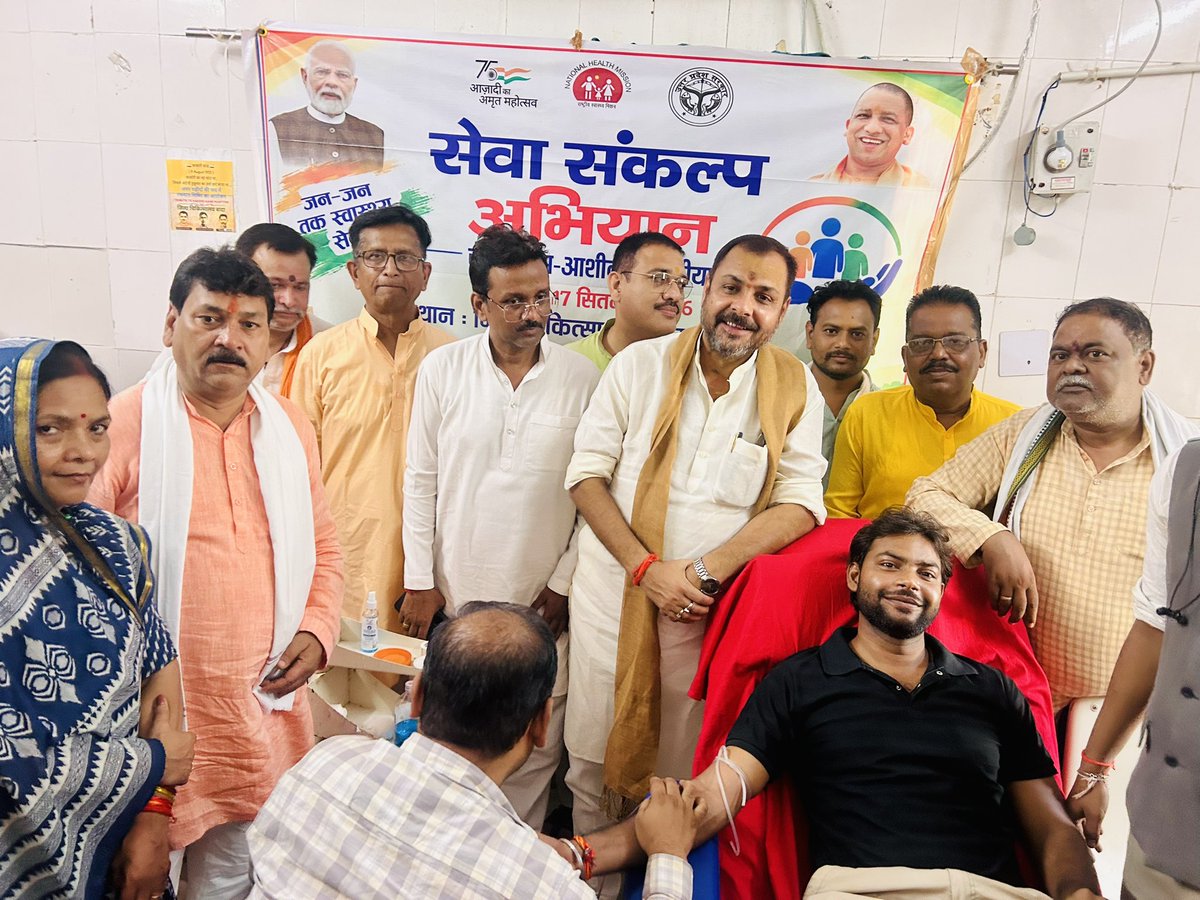prakashbjp_'s tweet photo. #मित्रों_जय_सियाराम 🙏💐...

आज जिला चिकित्सालय,बाँदा में विश्व के लोकप्रिय जननेता एवं देश के यशस्वी माo प्रधानमंत्री आदरणीय श्री @narendramodi जी के 76वें जन्मदिवस के अवसर पर ‘सेवा संकल्प अभियान’ के अंतर्गत ‘भाजयुमो द्वारा आयोजित “रक्तदान शिविर” का शुभारंभ किया एवं मा. प्रधानमंत्री मोदी जी का जन्मदिन मनाया गया……

इस अवसर पर मरीजों को फल वितरित किए तथा उनका कुशलक्षेम जाना।147 करोड़ देशवासियों के जीवन को सुखमय बनाने के लिए अविराम साधनारत, माननीय प्रधानमंत्री जी का संपूर्ण जीवन त्याग, समर्पण और निःस्वार्थ सेवा का उत्कृष्ट उदाहरण है!!

इस अवसर पर कानपुर बुंदेलखंड क्षेत्र के क्षेत्रीय मंत्री श्री विनोद कुशवाहा जी,भाजपा जिलाध्यक्ष श्री कल्लू राजपूत जी ,जिलाउपाध्यक्ष श्री पंकज रैकवार जी ,जिलाउपाध्यक्ष श्री अमित सेठ भोलू जी,जिलाउपाध्यक्ष श्री आनंदी साहू जी, जिलामहामंत्री श्रीमती ममता मिश्रा जी,जिलामहामंत्री श्री निखिल सक्सेना जी,मंडल अध्यक्ष महुआ श्री प्रेमस्वरूप द्विवेदी जी,नगर अध्यक्ष उत्तरी श्री संतोष राजपूत जी,भाजयुमो ज़िलाध्यक्ष श्री मोहित गुप्ता जी,जिलाध्यक्ष अनुसूचित मोर्चा श्री संतोष नायक जी,श्री धीरेंद्र गौतम धीरू जी,श्री सुधांशु चौहान जी मुख्य विकास अधिकारी श्री अजय पांडे जी,सीएमएस श्री किशुन कुमार जी,श्री सुरेंद्र मिश्रा पप्पू जी ,सुनील त्रिपाठी जी ,श्री अमरमणि तिवारी जी,सज्जन द्विवेदी जी,श्री पुष्कर द्विवेदी जी एवं समस्त कार्यकर्ता पदाधिकारी उपस्थित रहे!!

#SevaSankalpAbhiyanWithPrakashDwivedi
#Modiji76WithPrakashDwivedi