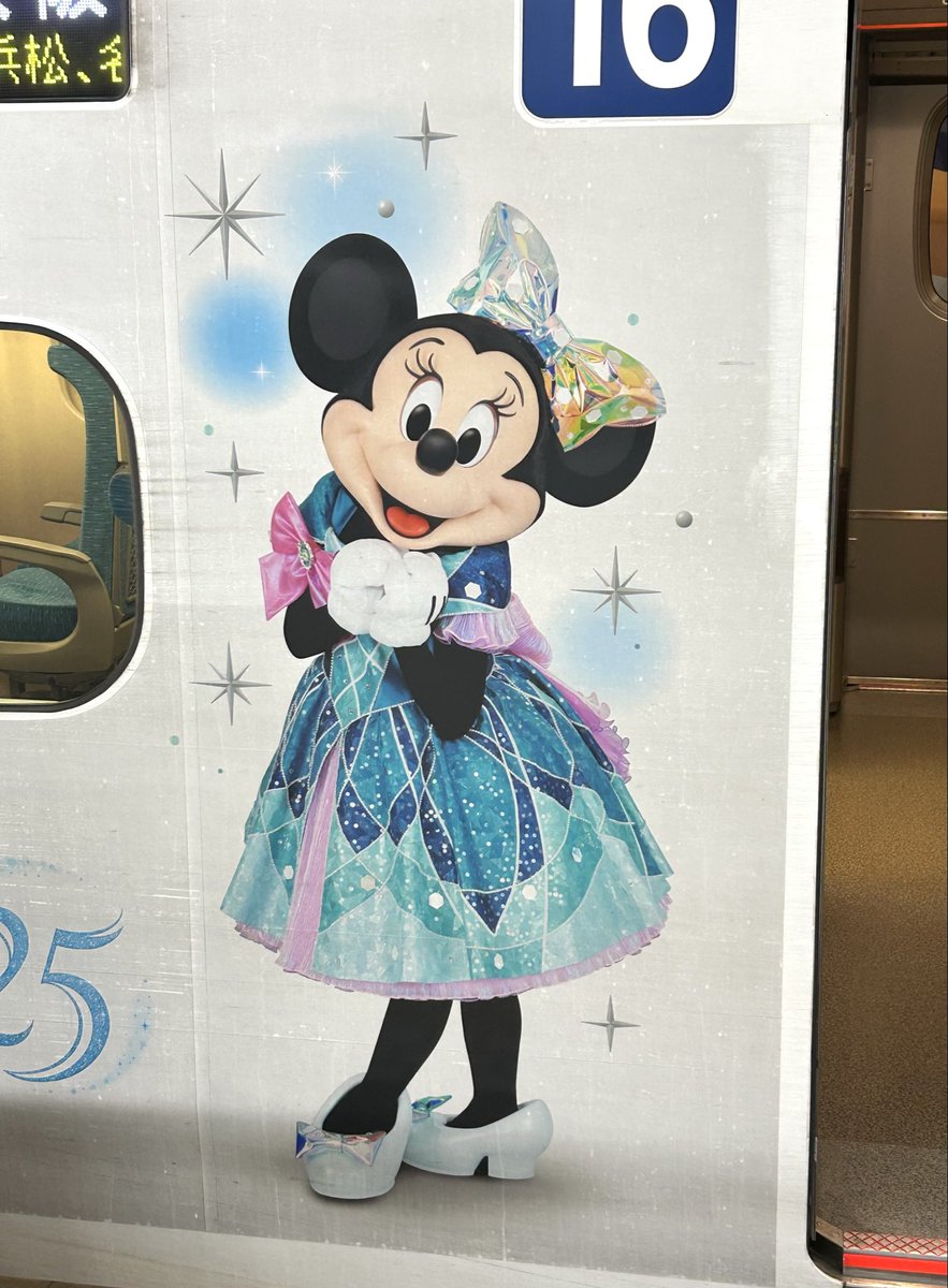 mina2_48's tweet photo. あちこち歩き回ってめっちゃ疲れたけど
帰りのディズニー新幹線で少し癒される🩷 https://t.co/VgaKyr7PZ8