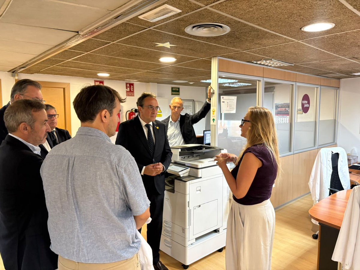 joseprull's tweet photo. De la mà de la Fundació Cassià Just, a Sant Boi de Llobregat, hem conegut la tasca de Cuina Justa, un projecte d'economia social que, des de fa 30 anys, obre oportunitats laborals i de vida a persones amb discapacitat intel·lectual, problemes de salut mental o risc d'exclusió. https://t.co/KdyuaIuKz5