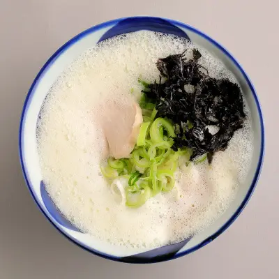 sapporolife2021's tweet photo. HOKKAIDOラーメン祭り（5丁目）第2期（9/18～24）ラインナップ🍜
#さっぽろオータムフェスト

1⃣鶏出汁木桶醤油中華そば
らーめん さかい／札幌市

2⃣3種のだし薫る白い泡塩白湯
麵屋こころみ／札幌市

3⃣キノコを食べてしまったしじみの塩ラーメン
養和軒ぷらす／札幌市

4⃣こぶ黒和牛脂と健酵豚ばらチャーシューのせ頂ブラック
麺家 頂／札幌市

5⃣北海道全粒粉麺と自家製背脂の味噌ラーメン
麵の房 長久命 とん助／札幌市