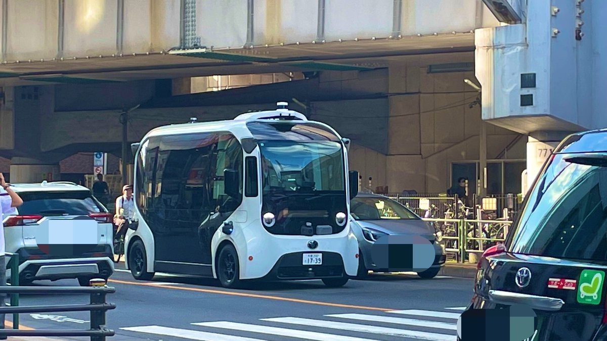 ftmt105's tweet photo. 夕方出かけたらトヨタの自動運転バス？を見た。謎にカッチョイイアルミ履いてる。 https://t.co/HoIjsQRtAi