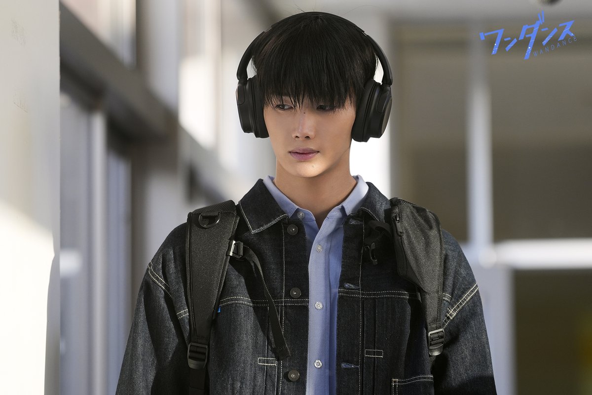 wandance_movie's tweet photo. ⋰
映画『#ワンダンス』
✦ キャラクター紹介 ✦
⋱

👟 小谷花木（カボ）／#JO（&TEAM）

「普通」でいようとすることで、
息が詰まりそうな日々を送る大学一年生。

吃音があり、目立つことが苦手で、
自分の気持ちを抑えながら周囲に合わせて生きてきた。

そんなカボが、ワンダとの出会いをきっかけに
未経験のダンスの世界へ。

#ワンダンス
#映画ワンダンス
#andTEAM
#エンティーム
𝟭𝟭.𝟮𝟳 𝗙𝗿𝗶
https://t.co/b6qH3ME8KS