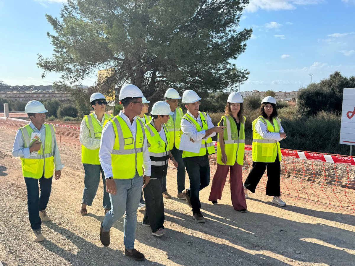 Rosanchezgrau's tweet photo. Acompanyam la ministra d’Habitatge, @isabelrguez , a Ca n’Escandell, on el Govern d’Espanya ja treballa per construir 532 habitatges públics i assequibles i un nou barri amb serveis i espais verds, amb la col·laboració de l’Ajuntament d’Eivissa.

Una actuació que demostra la importància de la intervenció pública per ampliar el parc d’habitatge i garantir que l’accés a una llar digna sigui un dret efectiu.
