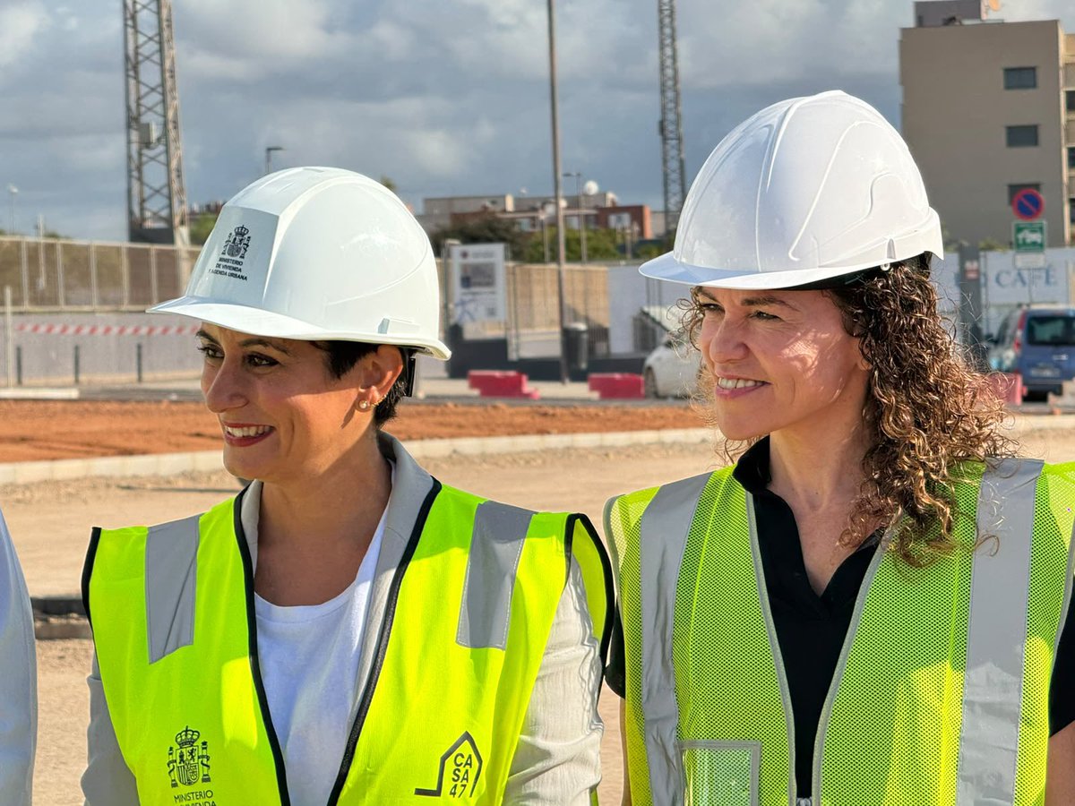 Rosanchezgrau's tweet photo. Acompanyam la ministra d’Habitatge, @isabelrguez , a Ca n’Escandell, on el Govern d’Espanya ja treballa per construir 532 habitatges públics i assequibles i un nou barri amb serveis i espais verds, amb la col·laboració de l’Ajuntament d’Eivissa.

Una actuació que demostra la importància de la intervenció pública per ampliar el parc d’habitatge i garantir que l’accés a una llar digna sigui un dret efectiu.
