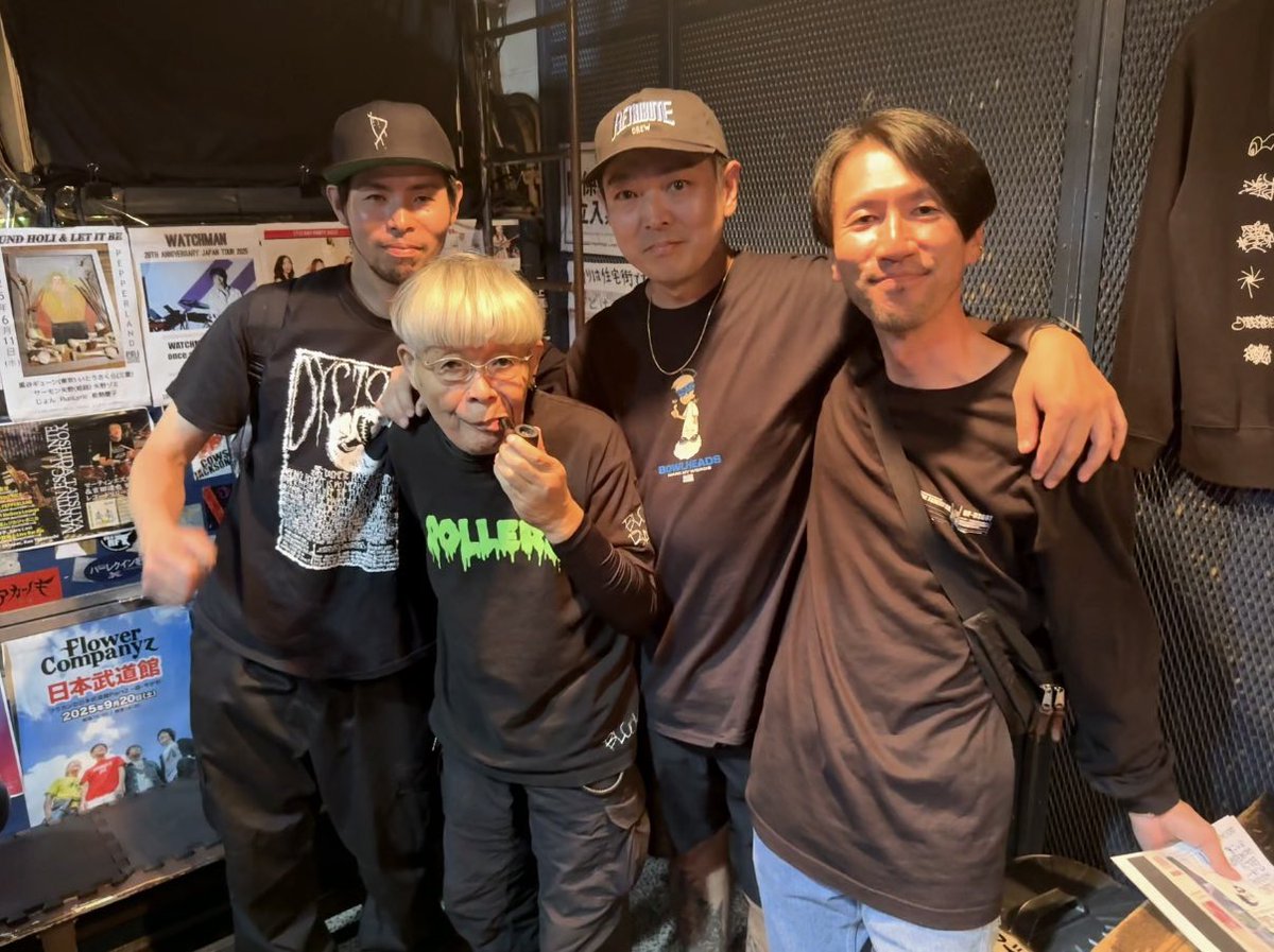 BloodaxeFest's tweet photo. 先日FINAL RESTING PLACE / FATAL REALM岡山公演で何度かお世話になってる @pepperland1974 訪問時、ライブ直後に能勢さんから感想書いたから良かったら送るね！と確認させてもらい非常に感銘受ける文章だったのでお願いして是非と言うことで公開させてもらいます。
お話しもさせてもらいましたが、いつでもいくつになっても色んな音楽をディグり続ける姿勢はリスペクトしかない。ご一読いただけますと幸いです。

■Hardcoreはまだ更新できる

——FINAL RESTING PLACE／FATAL REALMを聴いて

能勢伊勢雄（PEPPERLAND主宰）

FINAL RESTING PLACEとFATAL REALMを続けて聴いて強く残ったのは、現在のUS HardcoreにおけるDeath Metalへの接近が、単なる90年代リヴァイヴァルではないということである。両者ともBrutal Death Metal、Slam、NYHC、Beatdownといった語彙を共有している。しかし、実際に音を聴くと、その方法はかなり異なっていた。

なかでも驚かされたのがFINAL RESTING PLACEである。最初に巨大な音圧が身体へ迫ってくるのだが、聴き進むにつれて、その重さ以上に音楽そのものに構造的な展開が組み込まれていることが見えてくる。リフ、ブラスト、breakdownが単純に反復されるのではない。速度が変わり、音が切断され、別のリフへ接続される。そのたびに曲の重心が移動していく。

とりわけドラムが特徴的だった。一定のビートでギターを支えるのではなく、変則的なリズムやアクセントの移動によって曲そのものを動かしていく。身体が次の拍を予測したところで、その予測が外される。速さから重さへ、直進から切断へ。その変化が連続することで、Hardcore特有の身体性を保ちながら、音楽にはこれまでとは違う複雑な時間が生まれている。

この感覚は、かつてNew WaveがRockを更新した時のことを想起させた。

New WaveはRockを捨てたのではない。Punkによって剥き出しになったRockへ、電子音、Funk、Dub、反復、断片化されたリズムなど異質な方法を持ち込み、Rockそのものの鳴り方を内部から変えていった。新しいジャンルを一つ追加したこと以上に、「Rockにはまだ別の鳴り方がある」ことを発見したのである。

FINAL RESTING PLACEにも、それに近い更新の感覚がある。Death MetalやSlamをHardcoreへ付け加えているだけではない。それらのリフや重量、変則するビートを使うことで、Hardcoreの時間構造そのものを組み替えている。

New WaveがRockを更新したように、FINAL RESTING PLACEはHardcoreの表現を内部から更新し始めている。

そこが今回もっとも新鮮だった。

一方、FATAL REALMは、より直接的にリフの推進力と身体へ作用する強度を押し出してくる。Death Metal、Thrash、Hardcoreが短い曲のなかを高速で行き来し、ブラストから2-step、breakdownへ一気に身体を運んでいく。こちらでは構造を複雑化すること以上に、リフが次のリフを呼び込み、速度と重量の落差によってフロアを動かす力が際立っている。

つまり二組は、同じDeath Metal／Hardcoreの接点に立ちながら、異なる方向を向いている。

FINAL RESTING PLACEがHardcoreの構造を更新するとすれば、FATAL REALMはHardcoreの身体的強度を拡張する。一方は時間そのものを組み替え、もう一方はリフによって身体を前へ押し出していく。

そして、この二つの音を現在のアメリカ社会から切り離して聴くことも難しい。生活コストへの不安、若い世代にとって遠ざかる経済的安定、移民政策をめぐる緊張や政治的分断のなかで、未来が一本の上昇線として続いていくという感覚は揺らいでいる。もちろん二組の音楽を社会状況の直接的な反映として説明することはできない。しかし、予測できない変化と強い圧力のなかで生きる身体と、この音楽の切断、変則、速度、重量とのあいだには確かな共振がある。

Hardcoreのフロアでは、その圧力が音圧へ変わり、さらに身体の運動へ変わる。一人で引き受けていたものが、複数の身体によって共有される出来事になる。そこにはHardcoreが最初から持っていた共同性も、まだ失われていない。

二組が掘り起こしている90年代Death Metalも、懐古のための過去ではない。過去に残された音楽的な可能性を、現在の身体によってもう一度作動させているのである。

新しい音楽とは、過去を捨てることだけから生まれるのではない。すでに知っている形式の内部へ異質な時間や構造を侵入させ、その形式そのものを変えてしまうことからも生まれる。

FINAL RESTING PLACEとFATAL REALMを聴いて強く残ったのは、Death MetalがHardcoreへ戻ってきたことではない。

Hardcoreは、まだ更新できる。

とりわけFINAL RESTING PLACEの構造的な展開と変則するビートには、その可能性が鮮明に鳴っていた。