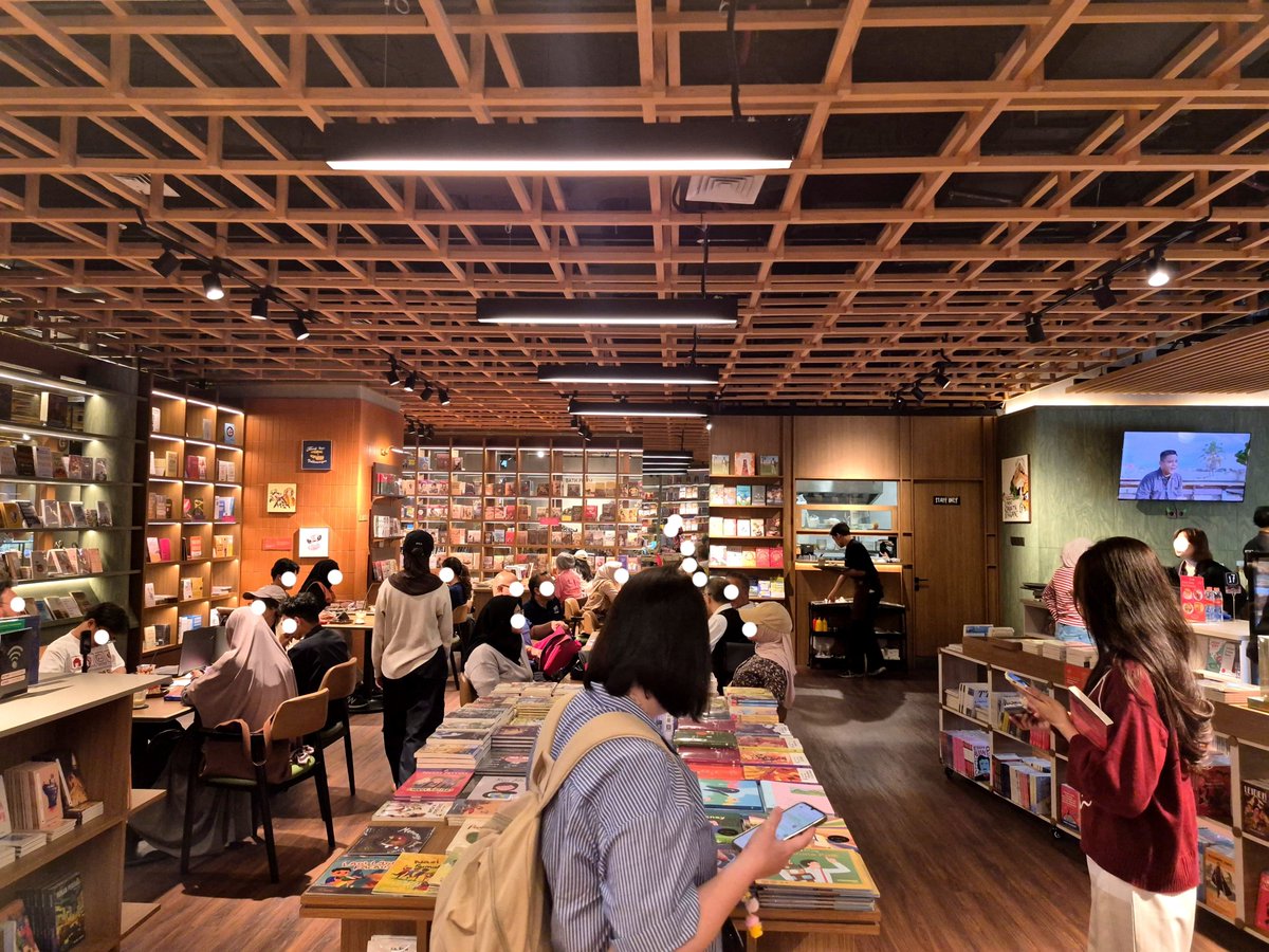 puzcles's tweet photo. The newest book cafe in town! ✨️☕️📚
📍 Filosofi Literasi, Sarinah https://t.co/U7rd3H3xwo