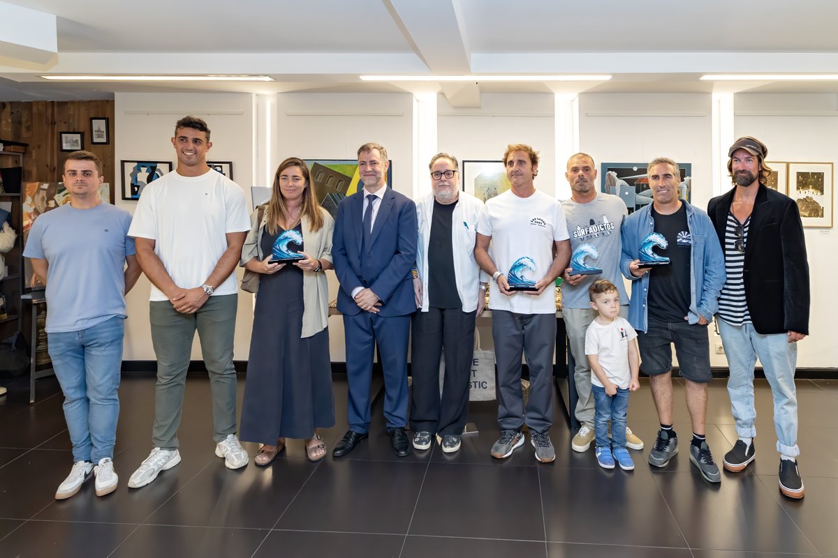 radiostudiotvga's tweet photo. 🎖️🏄‍♂️ Homenaje a Tino Aja, Sergio García 'Coco', Álvaro Cotera y Mirka Solar

📍 Durante el acto, en Espacio Difusión, se han repasado las trayectorias de los homenajeados y su vinculación con La Vaca Gigante, una de las pruebas referencia del surf de grandes olas

📸 @cantabriaes https://t.co/6oeebhRD5d