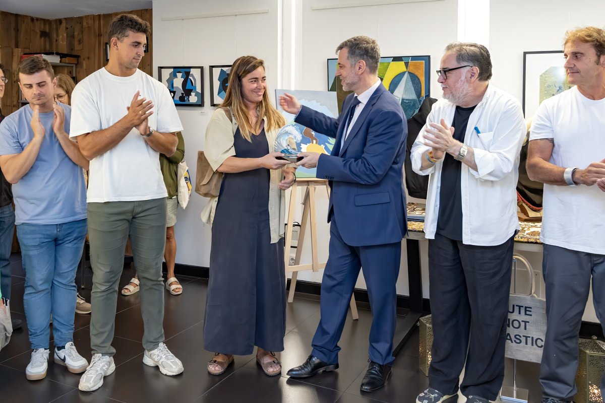 radiostudiotvga's tweet photo. 🎖️🏄‍♂️ Homenaje a Tino Aja, Sergio García 'Coco', Álvaro Cotera y Mirka Solar

📍 Durante el acto, en Espacio Difusión, se han repasado las trayectorias de los homenajeados y su vinculación con La Vaca Gigante, una de las pruebas referencia del surf de grandes olas

📸 @cantabriaes https://t.co/6oeebhRD5d