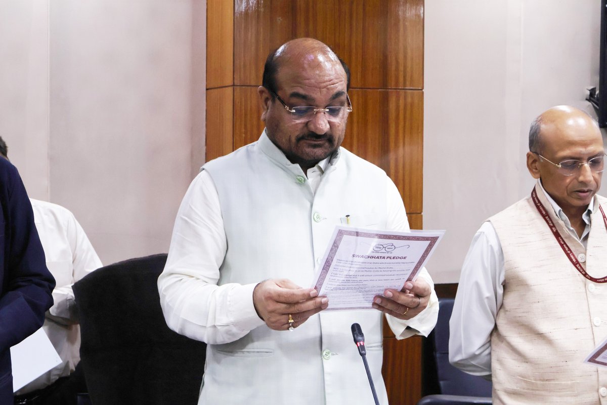 icarindia's tweet photo. CAR commences #SwachhataHiSeva2026 (17 Sep–2 Oct) with a pledge ceremony at Krishi Bhawan, New Delhi. Dr. M.L. Jat, DG, ICAR, administered the pledge.

#SHS2026 #ICAR @ChouhanShivraj  @mpbhagirathbjp  @RNK_Thakur  @AgriGoI  @PIB_India  @mygovindia https://t.co/ivwPJ3ZRan