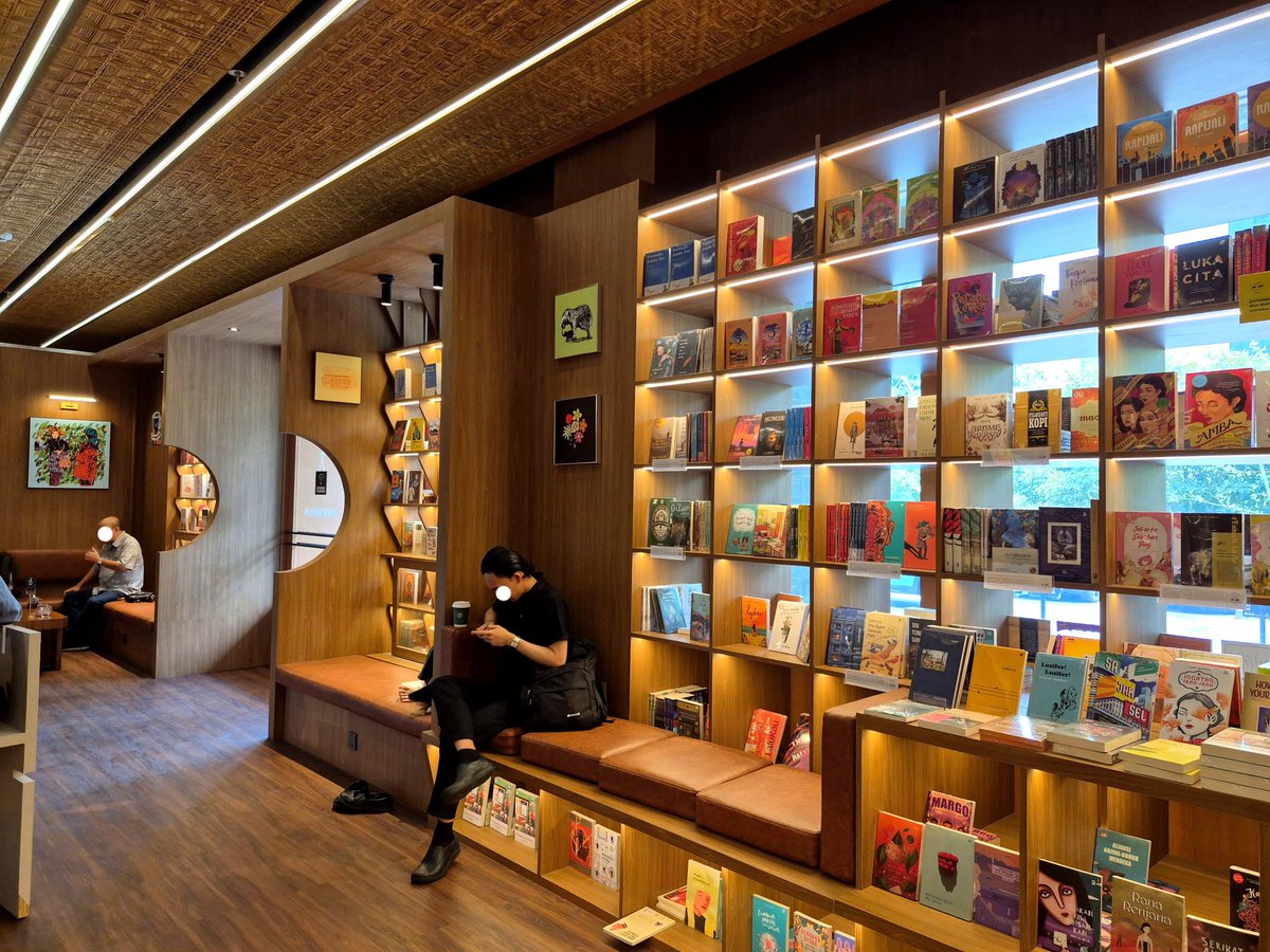 puzcles's tweet photo. The newest book cafe in town! ✨️☕️📚
📍 Filosofi Literasi, Sarinah https://t.co/U7rd3H3xwo